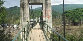 在Vang Vieng的一座混凝土悬吊桥上行走