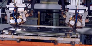 在焊接过程中，一个钢盒在机器人内部转动。4 k。