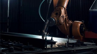 焊接机器人手臂的时间延迟使车间金属加工过程发生熔融。重工业中的高精度现代工具。自动工作。技术和工业概念。在5K RAW中射击视频素材模板下载