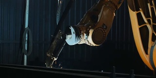 焊接机器人手臂在车间熔化金属。重工业中的高精度现代工具。自动工作。技术和工业概念。在5K RAW中射击