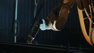焊接机器人手臂在车间熔化金属。重工业中的高精度现代工具。自动工作。技术和工业概念。在5K RAW中射击视频素材模板下载