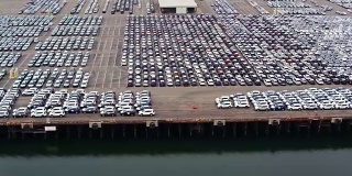 码头上一排排进口汽车——无人机拍摄