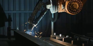 焊接机器人手臂在车间熔化金属。重工业中的高精度现代工具。自动工作。技术和工业概念。在5K RAW中射击