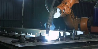 焊接机器人手臂的时间延迟使车间金属加工过程发生熔融。重工业中的高精度现代工具。自动工作。技术和工业概念。在5K RAW中射击