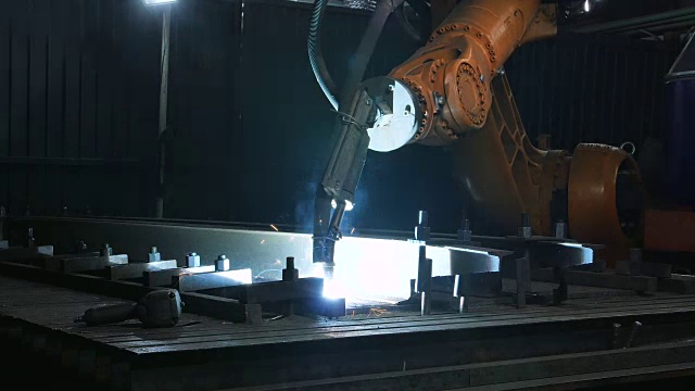 焊接机器人手臂的时间延迟使车间金属加工过程发生熔融。重工业中的高精度现代工具。自动工作。技术和工业概念。在5K RAW中射击