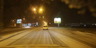 在一个下雪的夜晚开车