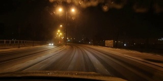 在一个下雪的夜晚开车
