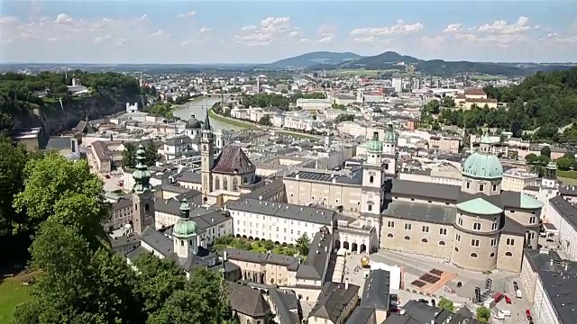 电影倾斜:行人拥挤的萨尔茨堡城市景观城市广场奥地利