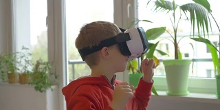 视频的男孩探索虚拟现实和赢得游戏在4k