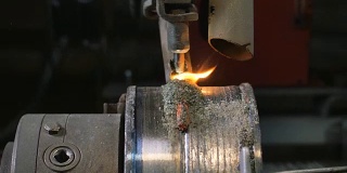 焊接机器人对管盘进行覆盖焊接保护。卷管自动焊接