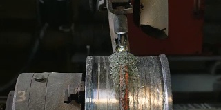 焊接机器人对管盘进行覆盖焊接保护。卷管自动焊接