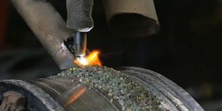 焊接机器人的闭合对管盘进行覆盖焊接保护。卷管自动焊接