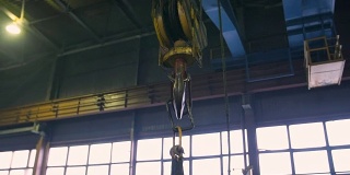 工业室内起重机的轨道钩。用稳定凸轮环绕飞行
