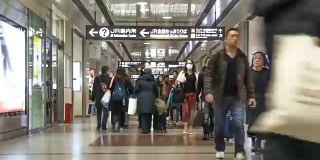 时光流逝:一群旅客在购物中心换乘火车