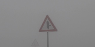 大雾下的交通标志