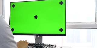 使用台式电脑，绿屏