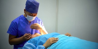 4K:医生在现代手术室为病人准备手术的肖像。