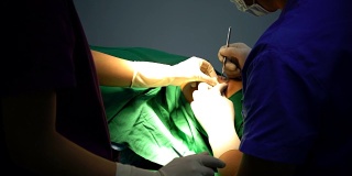 4K:外科医生在现代手术室为病人准备手术。