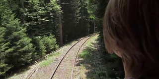 从森林里最后一辆马车上望着铁路的女孩——佐治亚