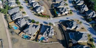 俯瞰游泳池，豪宅和豪华郊区社区，无人机俯瞰郊区