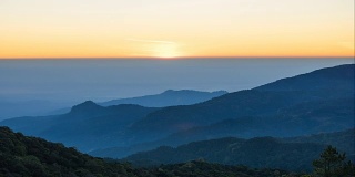 在泰国清迈的Doi Inthanon国家公园，4K吨/升的地平线日出与热带森林山