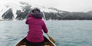女性冒险家皮划艇高山湖泊