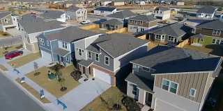 新现代住宅的角度屋顶在北奥斯汀郊区社区无人机视角的郊区
