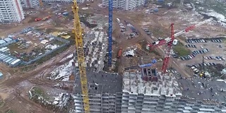 缩小视野的小型建筑商在工作。