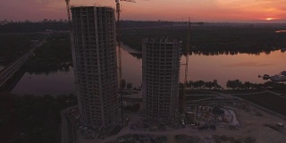 日落时分无人机拍摄的房屋建筑画面