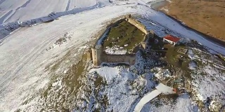 冬季中世纪要塞埃尼萨拉遗址(鸟瞰图)