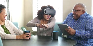 年轻女子戴着虚拟现实头盔，父母在一旁看着