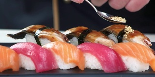 握寿司的特写。