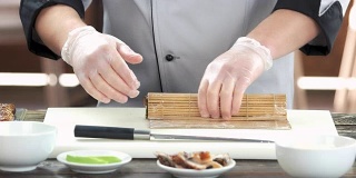 手工制作寿司，竹席。