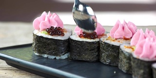 鱼子酱寿司卷。