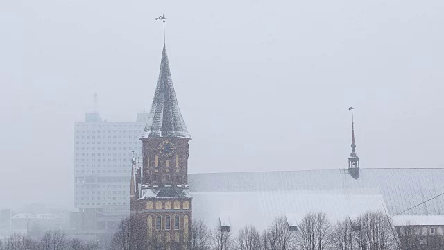 加里宁格勒大教堂，积雪深厚