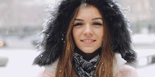 特写肖像，快乐的年轻女子望向飘落的雪花
