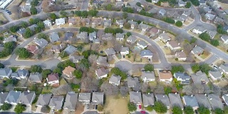 圆形岩石，德克萨斯州现代新郊区无人机视图