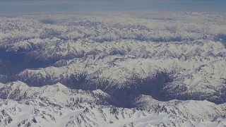 从西藏鸟瞰喜马拉雅山。从飞机窗口观看视频素材模板下载