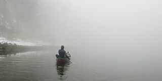 在雾中划独木舟