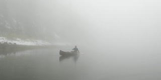在雾中划独木舟
