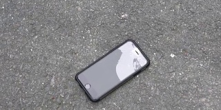 手机屏幕破碎的男人