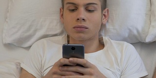 男生睡觉前用手机给女朋友发晚安短信