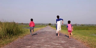 孩子们在乡间小路上奔跑。