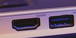 HDMI和USB端口在笔记本电脑的特写