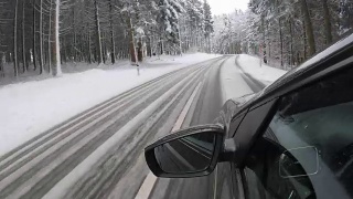 汽车观点:在奥地利的山路上，在冬天视频素材模板下载