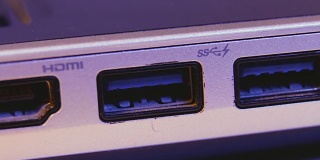 HDMI和USB端口在笔记本电脑的特写