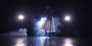 芭蕾舞女演员的剪影在舞台上跳舞。高清。