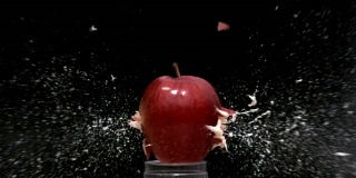 慢镜头子弹打穿一个苹果