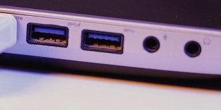 特写的HDMI电缆插头插入端口在一边的笔记本电脑