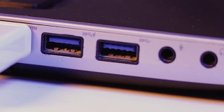 特写的HDMI电缆插头插入端口在一边的笔记本电脑